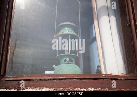 Alte Paraffinlampe im Fenster von derek Hills alte Malhütte in einem alten Aussichtspunkt der Küstenwache auf der Insel County donegal republik irland Stockfoto