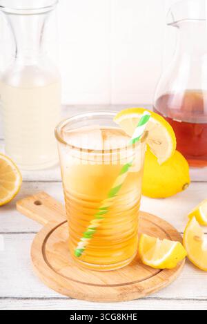 Long Island Limoncello, Limoncello Eistee verdreht Rezept, alkoholfreier Arnold Palmer mit italienischem Zitronenlikör Stockfoto