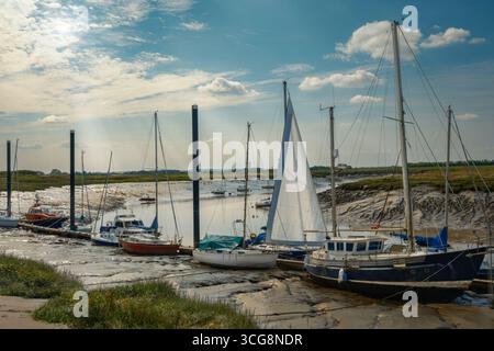 Burnham-on-Sea, Somerset - kleine Boote ruhen bei Ebbe auf dem Wattenmeer entlang des Flusses Brue. Der River Brue entspringt in der Nähe von Brewham in Somerset, und Stockfoto