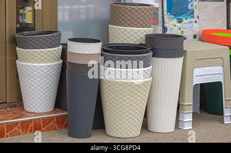 Stapel in verschiedenen Größen und Farben neue Blumentöpfe aus Kunststoff Home Garden Dekoration Stockfoto