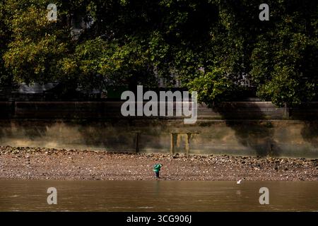 Ein Schlammlaster am Ufer der Themse in Westminster, London. Bilddatum: Mittwoch, 27. August 2025. Stockfoto