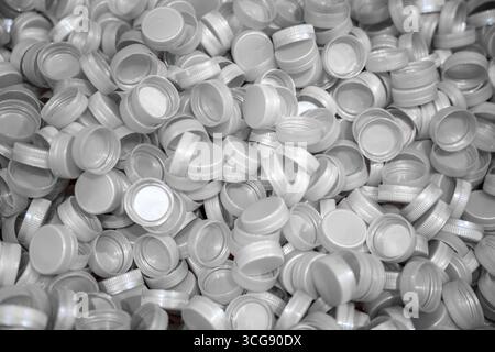 Schließen Sie Plastikflaschen Verschlüsse für Recycling, um die Umwelt zu schonen, Recycling, Wiederverwendung, Müllentsorgung, Rettung der Welt Conpet Stockfoto