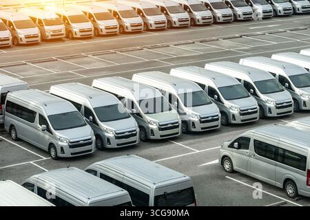 Mehrere Pkw Lieferwagen LKW auf dem Parkplatz zur Anmietung Lieferung weiße Lieferwagen im Service-Lieferwagen LKW vor dem Eingang des Lagerverteilers Logistik. Stockfoto