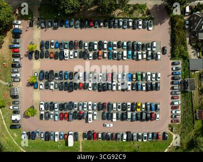 Aus der Vogelperspektive eines Parkplatzes mit Autos in Doesburg, Niederlande. Stockfoto