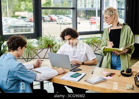 Junge Berufstätige führen produktive Diskussionen und kreative Problemlösungen am Arbeitsplatz. Stockfoto