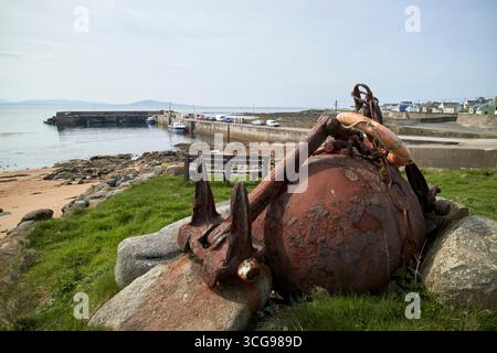 Alte rostende Ankerkugel und Kette auf der Hafenkinsel County donegal republik irland Stockfoto