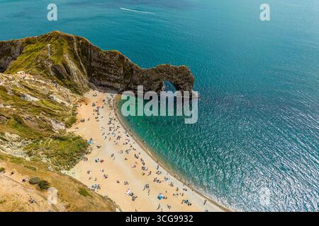 Malerischer Hochwinkelblick auf den natürlichen Kalksteinbogen von Durdle Door und das türkisfarbene Meer Stockfoto