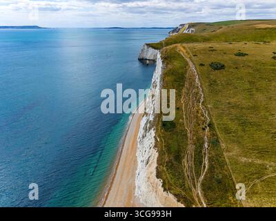 Weitläufige Küstenlandschaft des Ärmelkanals mit grünen Hügeln und Kreidefelsen Stockfoto