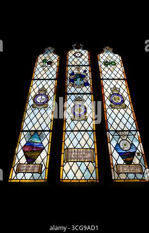 Buntglasfenster in der Kapelle von Goodrich Castle, die der RAF Radar Research Squadron gewidmet ist Stockfoto