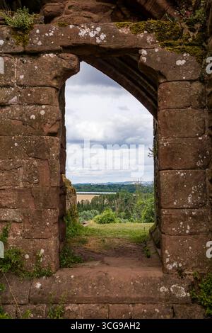 Blick auf die Landschaft des Wye Valley durch ein mittelalterliches Fenster in Goodrich Castle, England Stockfoto