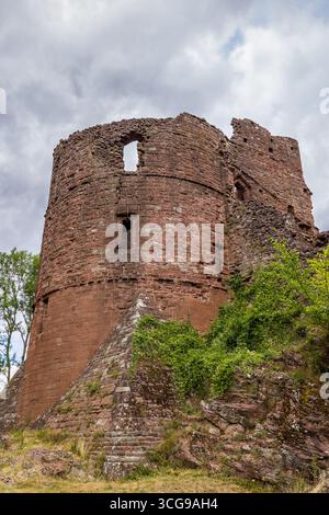 Zerbröckelnde Mauern eines mittelalterlichen Burgturms, der auf einem Felsvorsprung unter bewölktem Himmel gebaut wurde Stockfoto