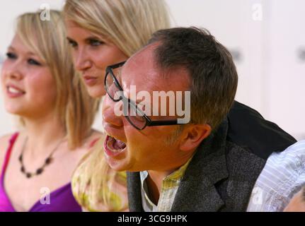 VIC Reeves und Nancy Sorrell mit ihren Kindern bei der britischen Premiere des Simpsons Movie im O2 in London am 25. Juli 2007 Stockfoto