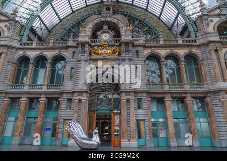 Hauptbahnhof Antwerpen Haupteingang mit Uhr und Skulpturen Stockfoto