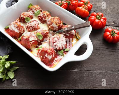 Hausgemachte Fleischbällchen in Tomatensauce mit Mozzarella Stockfoto