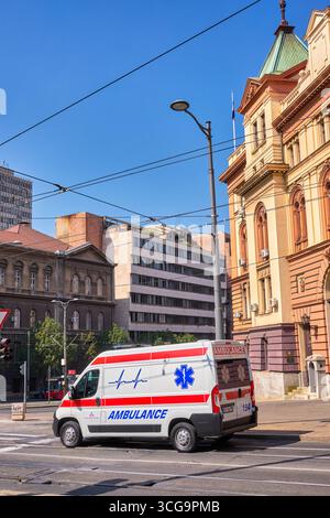 Krankenwagen, der am 13. September 2020 durch eine Stadtstraße mit historischen Gebäuden in der Innenstadt von Belgrad, Serbien, fährt Stockfoto