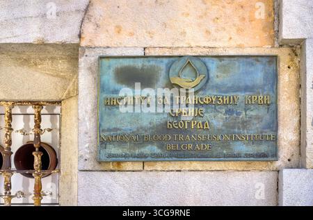 Plakette des Nationalen Bluttransfusionsinstituts in Belgrad, Serbien am 13. September 2020 Stockfoto