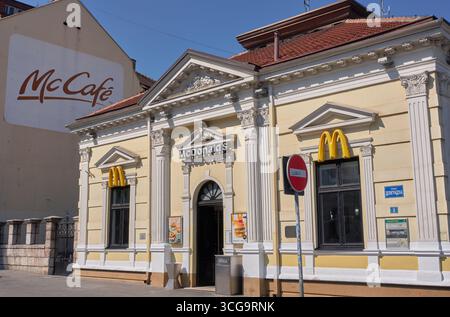 Historisches Gebäude, das am 13. September 2020 in ein McDonalds-Fast-Food-Restaurant am Slavija-Platz in Belgrad, Serbien, umgewandelt wurde Stockfoto