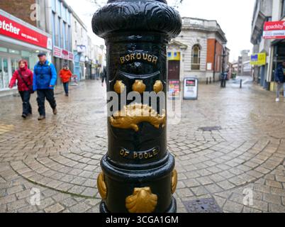 Verzierte Lampenpfosten an der Poole High Street mit den Worten Borough of Poole in Dorset, England. Stockfoto