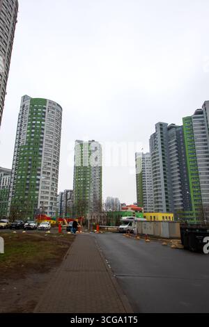 Weißrussland, Minsk - 26, 12, 2024: Eine belebte Stadtstraße voller zahlreicher hoch aufragender Gebäude, die in Richtung Himmel reichen und ein pulsierendes urba schaffen Stockfoto