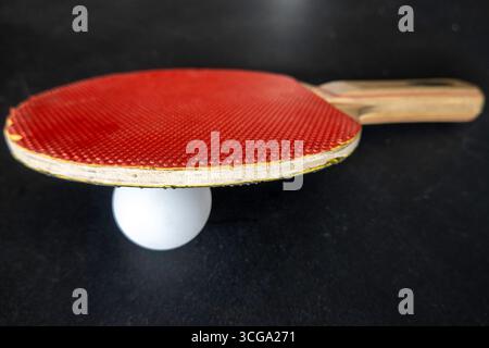 Gebrauchte und beliebte Tischtennispaddel und -Ball auf einem Tischtennistisch, 2025, USA Stockfoto
