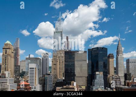 Blick auf die Skyline von Manhattan Midtown von einer luxuriösen Dachterrasse des Koop-Apartments im historischen Murray Hill, 2025, New York City, USA Stockfoto