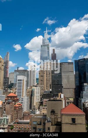 Blick auf die Skyline von Manhattan Midtown von einer luxuriösen Dachterrasse des Koop-Apartments im historischen Murray Hill, 2025, New York City, USA Stockfoto