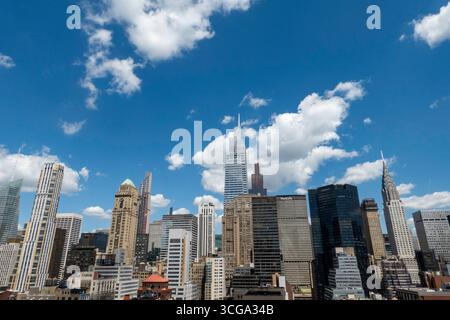 Blick auf die Skyline von Manhattan Midtown von einer luxuriösen Dachterrasse des Koop-Apartments im historischen Murray Hill, 2025, New York City, USA Stockfoto