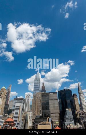 Blick auf die Skyline von Manhattan Midtown von einer luxuriösen Dachterrasse des Koop-Apartments im historischen Murray Hill, 2025, New York City, USA Stockfoto