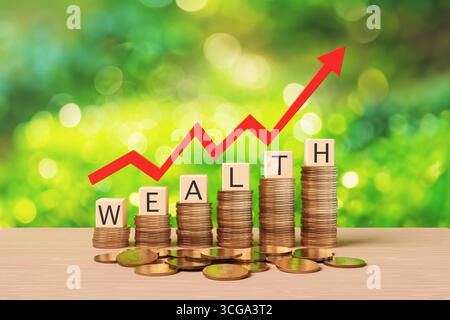 Stapel von Goldmünzen, die ein zunehmendes Balkendiagramm auf einem Holztisch vor einem grünen Bokeh-Hintergrund bilden. Vermögensakkumulation und ROI Stockfoto