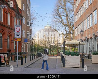 Brighton Dome mit der Chapel Royal Brighton auf der linken Seite in Prince's Place in Brighton, East Sussex, England, Großbritannien Stockfoto