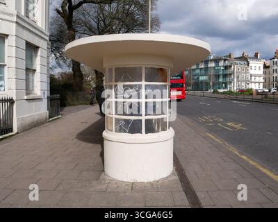 Art déco-Bushaltestellen auf Old Steine in Brighton, East Sussex, Großbritannien Stockfoto