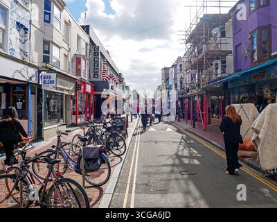 Gardner Street mit Dukes im Komedia Picturehouse Kino im North Laine District von Brighton, Sussex, England, Großbritannien. Stockfoto
