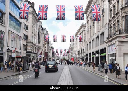London, Großbritannien. August 2025. Die Menschen laufen entlang der Oxford Street, während die Confederation of British Industry (CBI) berichtet, dass die Einzelhandelsumsätze in Großbritannien seit 11 Monaten in Folge zurückgegangen sind. Quelle: Vuk Valcic/Alamy Live News Stockfoto