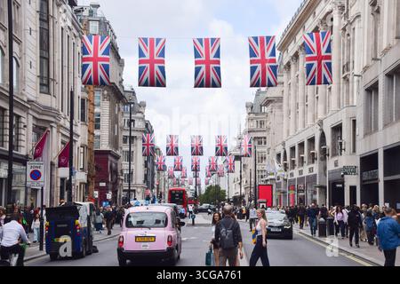 London, Großbritannien. August 2025. Die Menschen laufen entlang der Oxford Street, während die Confederation of British Industry (CBI) berichtet, dass die Einzelhandelsumsätze in Großbritannien seit 11 Monaten in Folge zurückgegangen sind. Quelle: Vuk Valcic/Alamy Live News Stockfoto