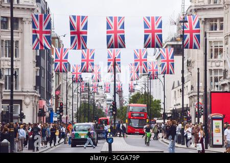London, Großbritannien. August 2025. Die Menschen laufen entlang der Oxford Street, während die Confederation of British Industry (CBI) berichtet, dass die Einzelhandelsumsätze in Großbritannien seit 11 Monaten in Folge zurückgegangen sind. Quelle: Vuk Valcic/Alamy Live News Stockfoto