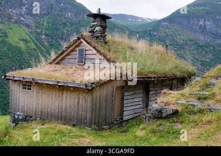 Bauernhof auf dem historischen Bergbauernhof „Skageflå“ in Geirangerfjord (Stranda, Møre og Romsdal), Westnorwegen. Die Farm wurde 1916 aufgegeben. Stockfoto
