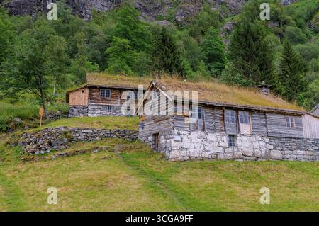 Bauernhäuser auf dem historischen Bergbauernhof „Skageflå“ in Geirangerfjord (Stranda, Møre og Romsdal), Westnorwegen. Die Farm wurde 1916 aufgegeben. Stockfoto