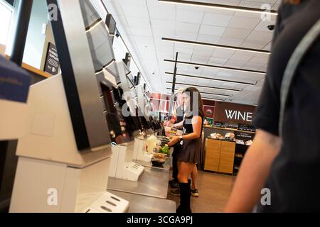 Im M&S-Geschäft zahlte junge Käuferin im Marks & Spencer-Geschäft für Essen und Selbstbedienung an der Kasse, Bildschirme aus Großbritannien KATHY DEWITT Stockfoto