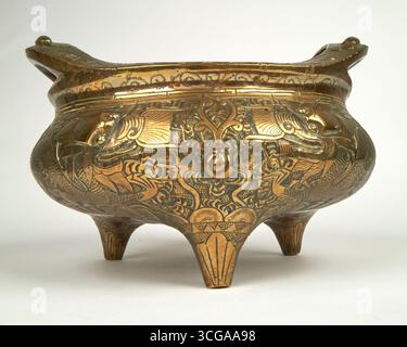 Antiker chinesischer Bronzestativ-Spender aus dem 19. Jahrhundert mit Drachen, die Perlen jagen. Stockfoto