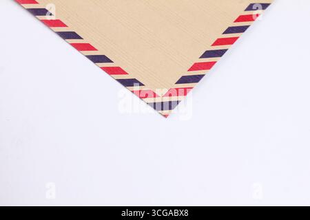 Nahaufnahme eines antiken Umschlags auf weißem Hintergrund. Stockfoto