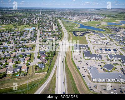 Ein hochauflösendes Luftdrohnenfoto des Viertels Rosewood in Saskatoon, Saskatchewan, mit modernen Häusern, Parks, Grünflächen, und gut-pl Stockfoto