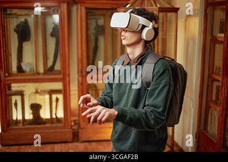 Kaukasischer junger Erwachsener, der virtuelle Realität im Museumsumfeld erlebt Stockfoto