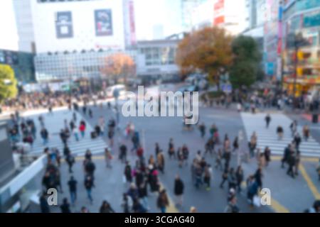 Tokio, Japan- 4. Dezember 2019 : Menschen überqueren die geschäftige Kreuzung in Shibuya, Tokio. Es ist eine der geschäftigsten Kreuzungen der Welt. Stockfoto