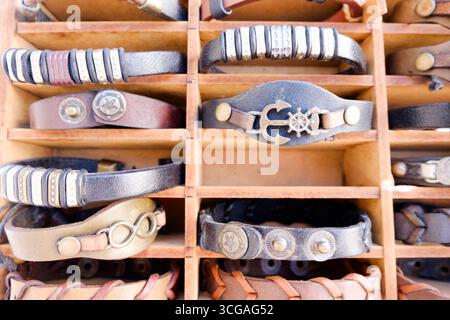 Eine Reihe von Armbändern mit einem Stern und einem Rad. Die Armbänder sind in einer Holzkiste Stockfoto