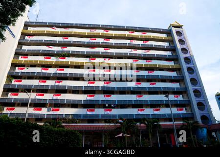 Singapur-Flaggen auf den Balkonen der Apartments zur Feier des Nationalfeiertags symbolisieren Stolz, Einheit und Patriotismus. Stockfoto