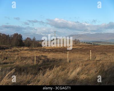 Der schneebedeckte Ben Lomond und die Arrochar Hills vom Aussichtspunkt Queen's View an der A809 zwischen Milngavie und Drymen nördlich von Glasgow, Schottland Stockfoto