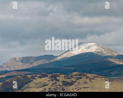 Schnee staubte Ben Lomond an einem bewölkten Tag von Queen's View auf der A809 zwischen Milngavie und Drymen nördlich von Glasgow, Schottland. Stockfoto