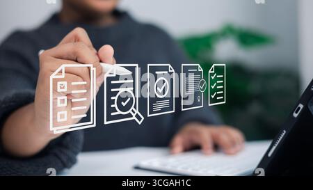 Geschäftsmann mit digitalem Stift mit Symbolen für virtuelle Dokumente, Online-Vertragsgenehmigung, elektronischer Signatur und Workflow-Prozesstechnologie für moderne Anwendungen Stockfoto