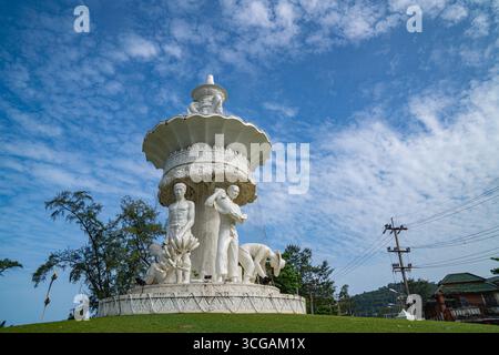 Phuket Thailand. 13. August 2025: Vor dem Hintergrund von weichen, strukturierten Wolken erhebt sich eine weiße Skulptur mit Eleganz, die menschliche Kunst mit Natur verbindet Stockfoto