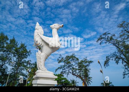 Phuket Thailand. 13. August 2025: Unter dem riesigen Himmel mit strukturierten Wolkenmustern steht die weiße Skulptur als zeitloses Symbol, ihre Präse Stockfoto